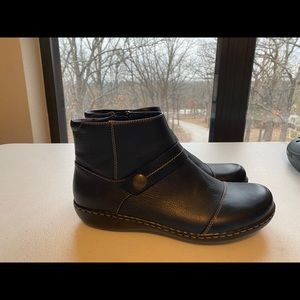 Clark booties size 9.5 dark blue